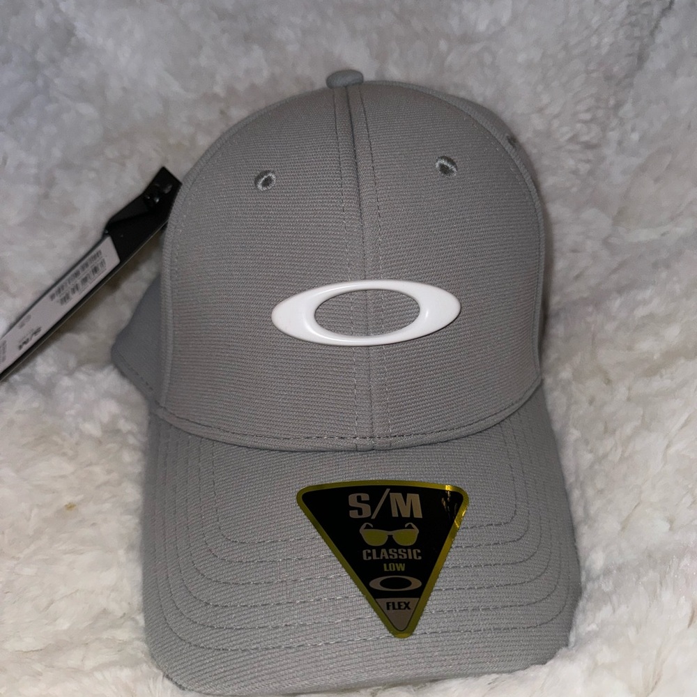 NWT Oakley Gray Classic Low Flex Hat S/M